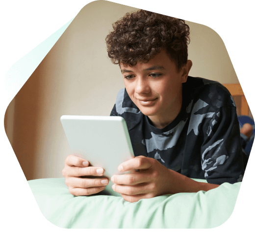 Adolescente transmitiendo en línea en su tableta