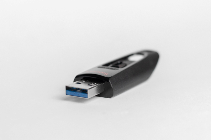 Un dispositivo USB colocado sobre un escritorio: un recordatorio para evitar el uso de un dispositivo de almacenamiento extraíble desconocido a fin de prevenir el ransomware