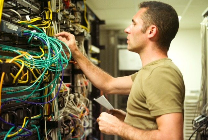 Un hombre trabajando en una sala de servidores